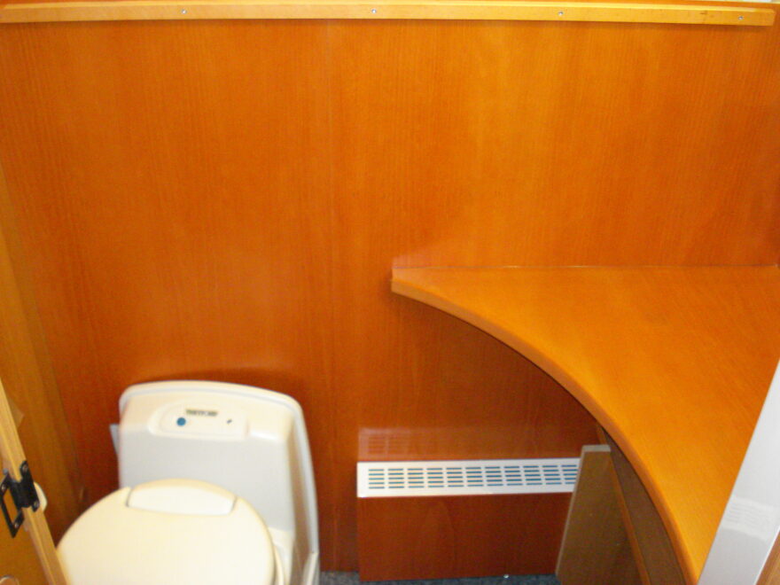 Toilette in einem Wohnmobil - Fahrzeugaus- und umbauten gehören ebenso zu unserem Portfolio.